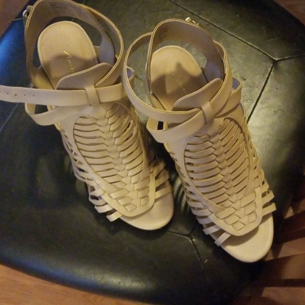 Heels - Picture 2 of 5